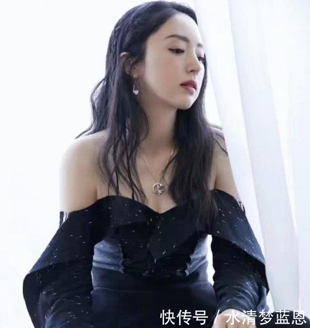 厉害了，董璇靠着上衣“遮羞”撑起这件衣服，要是掉了就尴尬了