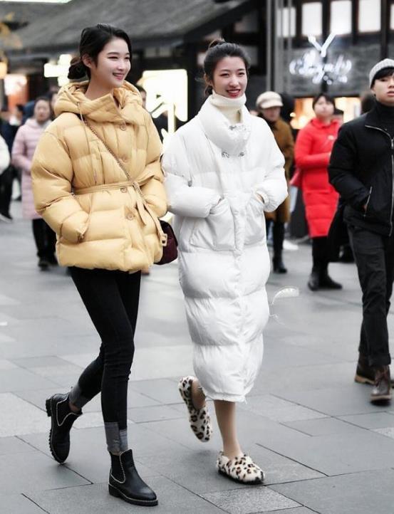 「气质」街拍:情致两饶的美女,一件白色上衣配黑色裤子,时尚唯美气质范