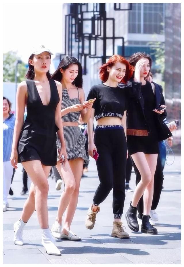 街拍:穿衣风格大胆的小姐姐,旁人都会忍不住多看两眼吧?