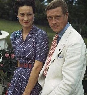 正牌王妃撞衫“绿茶情妇”？英国网友又开始八卦了...