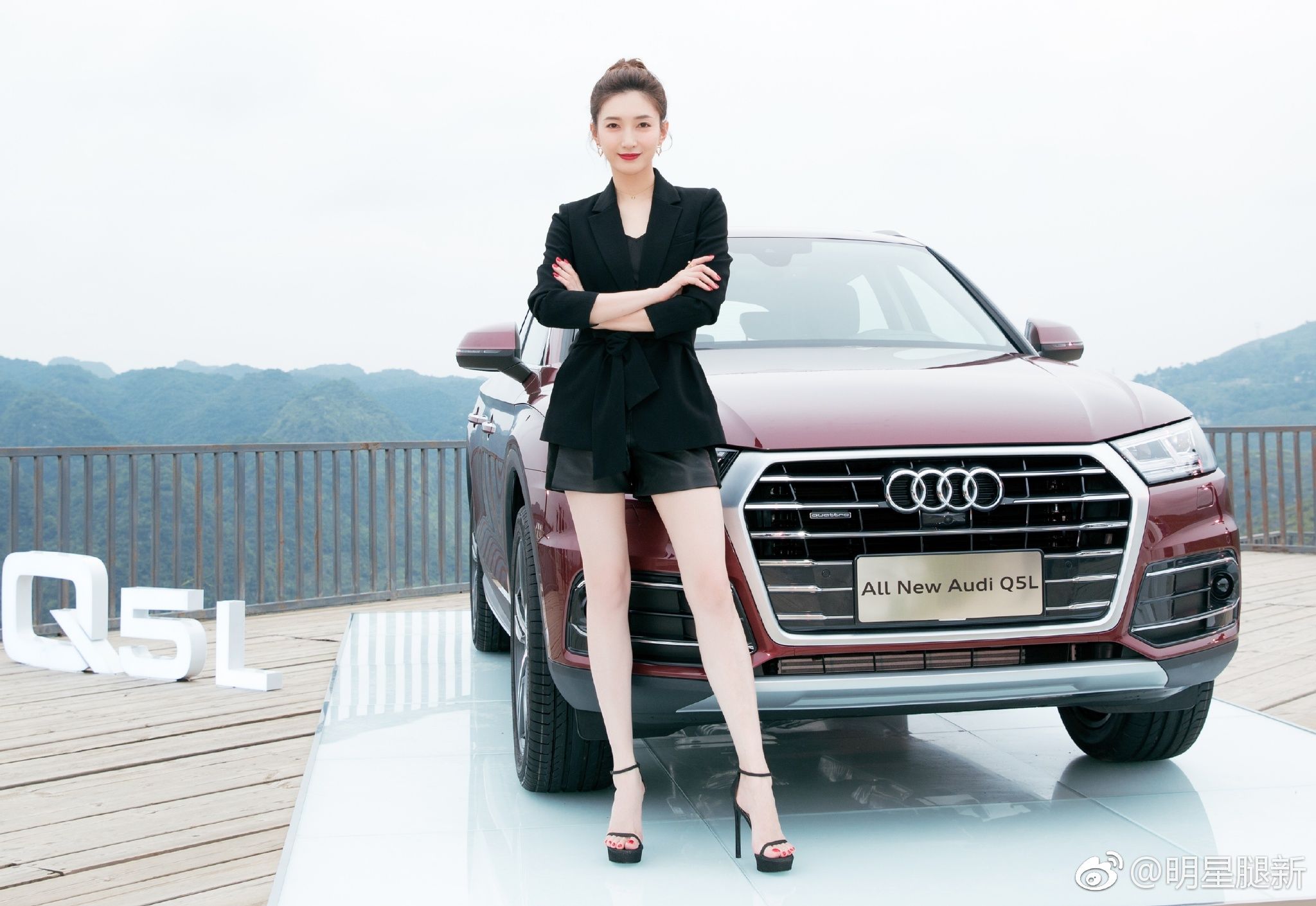 江疏影穿12公分一字带高跟鞋，搭配短裤 白皙美腿实在抢镜