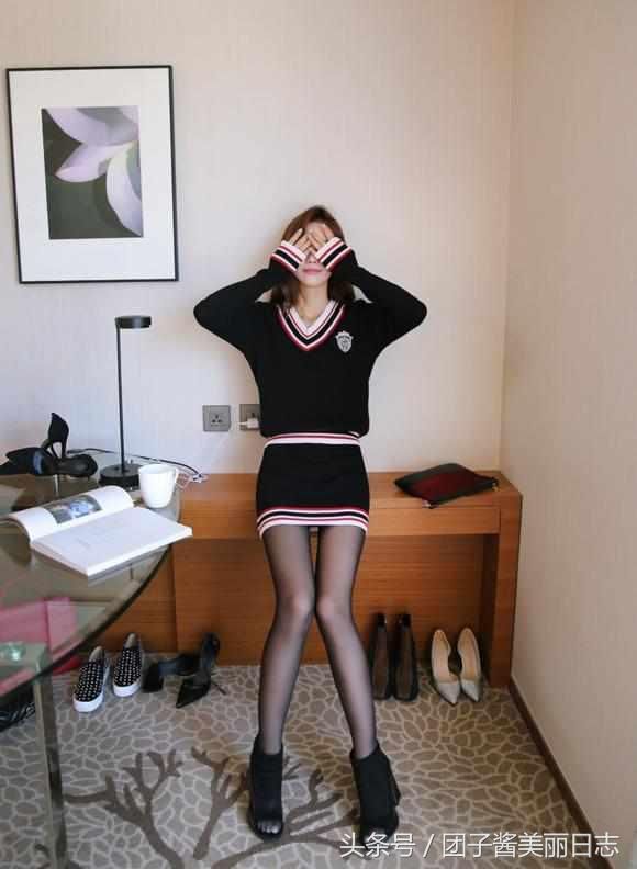 深秋性感短裙搭配，窈窕身姿尽显，惊艳时光