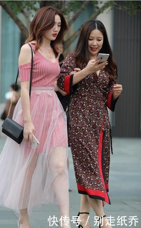 [ 短袖]挡不住小姐姐的性感身材，有味道，街拍：黑色的宽松版短袖