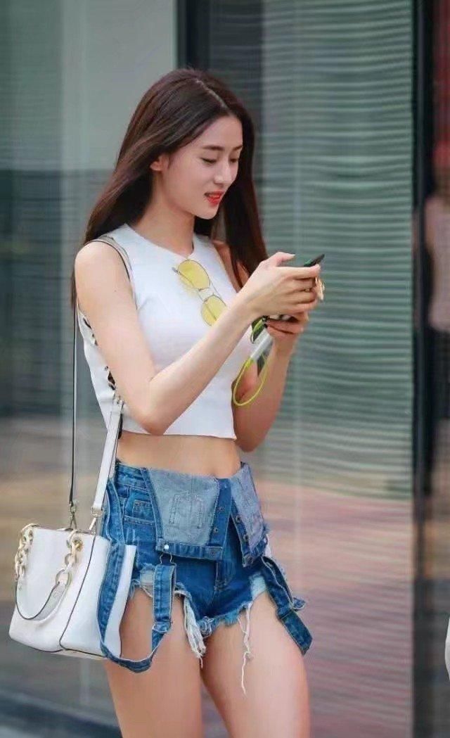 街拍:紧身衣加热裤，才能突显美女们的气质和身材