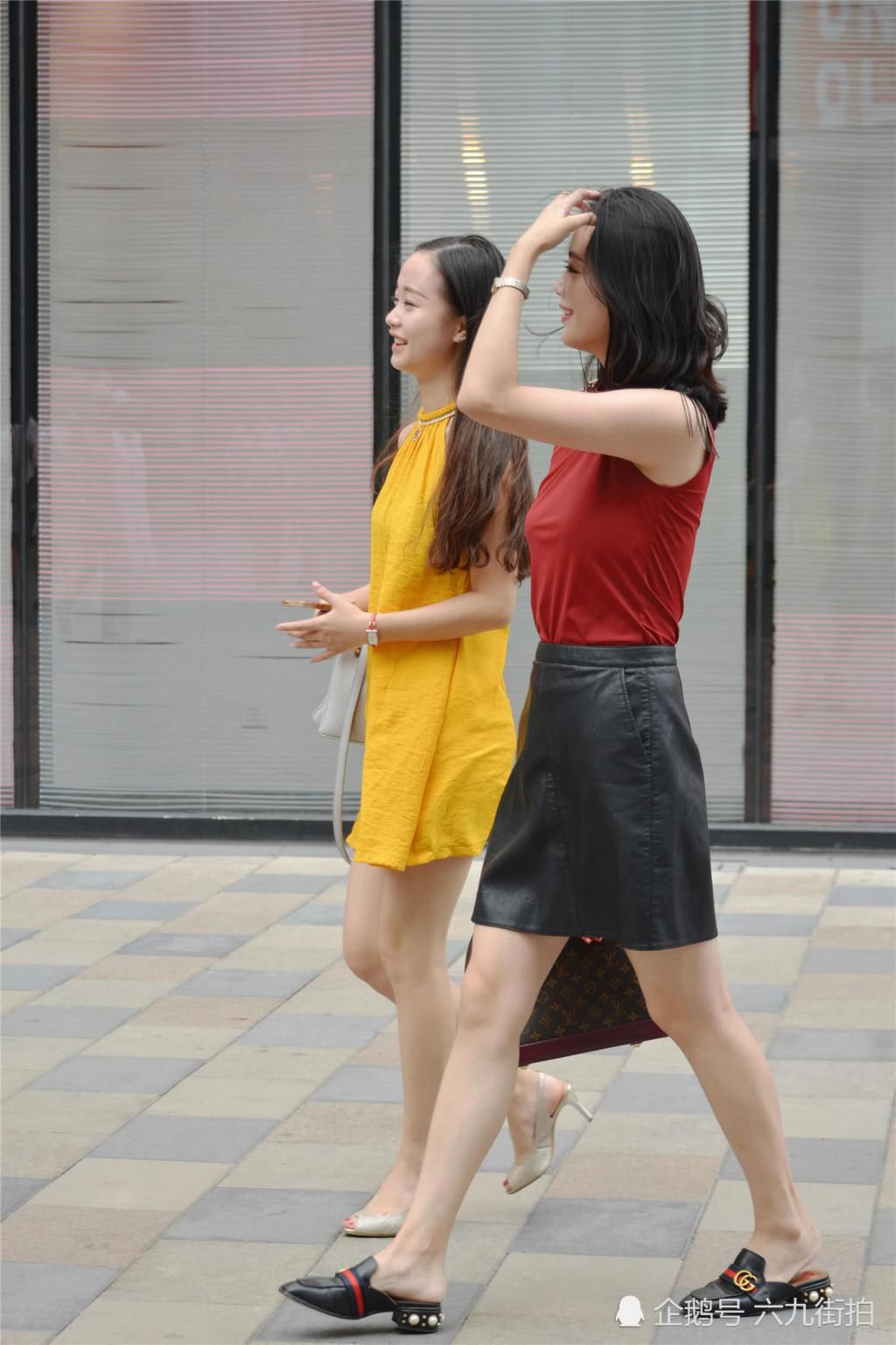  色彩|和闺蜜一起逛街，就要搭配一点颜色，高跟鞋会更好衬托气质