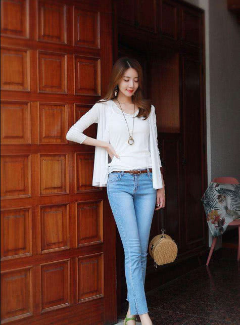 紧身裤是抑制不住的性感，把女性优美身姿优雅气质绽放出来