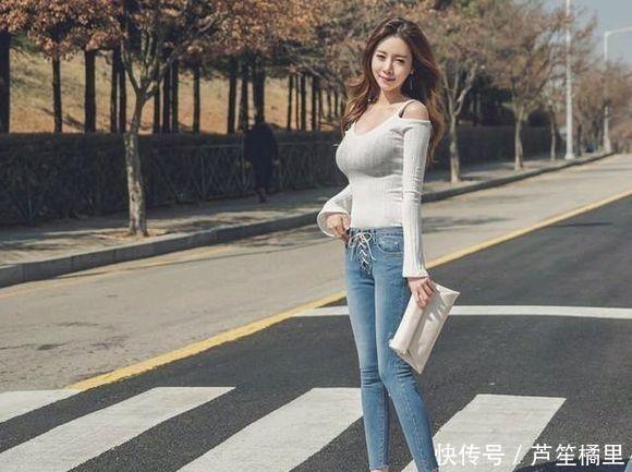 迷人|街拍看到小姐姐弯腰穿袜子的样子好迷人,魅力在不经意间散发