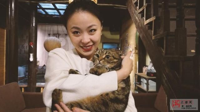 《胡途》第4期|杭州撸猫圣地 小姐姐把猫搂在怀里爱不释手