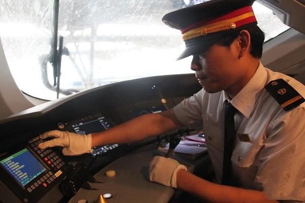 高铁正常行驶中，为啥高铁司机每30秒都要踩下踏板？网友：厉害