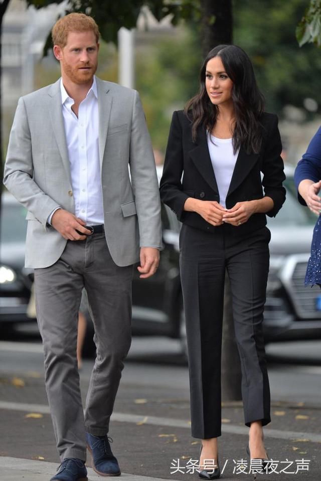 这条裙子太紧了,梅根硬是穿了进去,网友:勒出痕太尴尬了