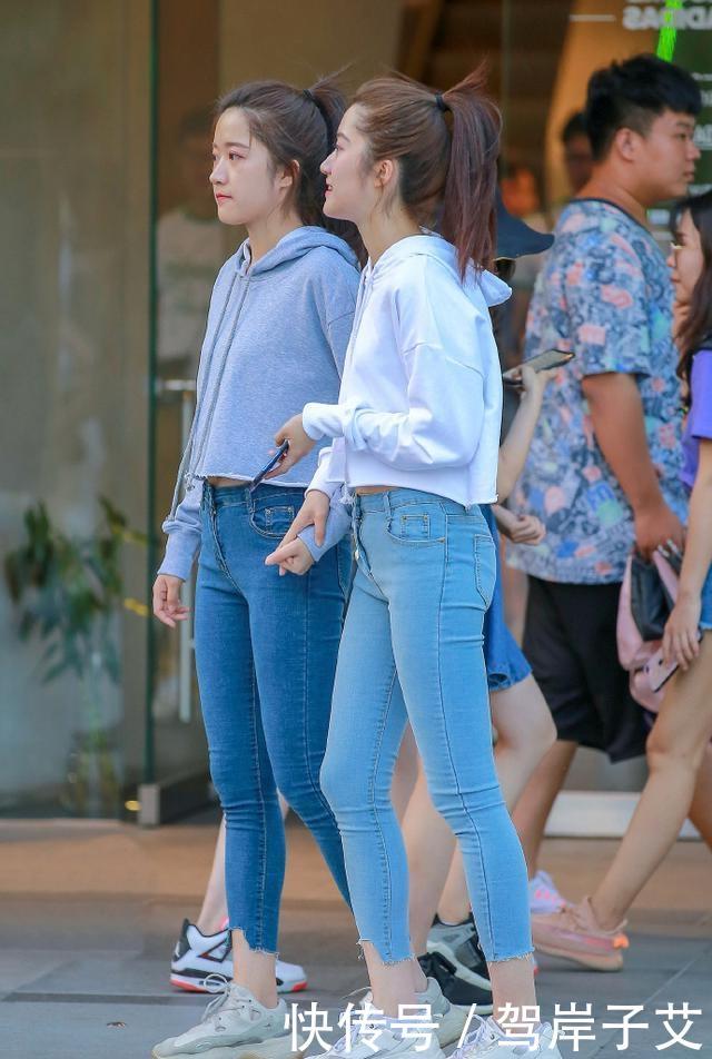  【采用】路人街拍，美女自带高级优雅范儿，腰部采用黑色的腰带，很抢眼