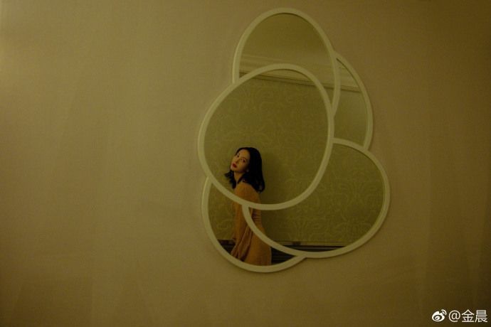 金晨穿优雅妖娆长裙秀小性感 玲珑身姿若隐若现