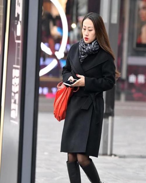  粉色■养眼女神街拍：美目盼兮的美女，一条粉色的连衣裙，时尚唯美气质迷人