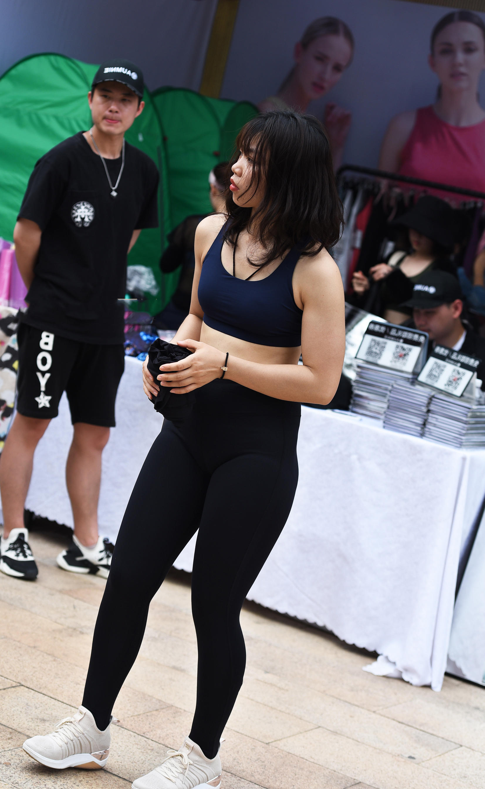 气质小姐姐紧身裤勾勒出丰腴翘臀，刚买的裤子就这么穿走了，很霸