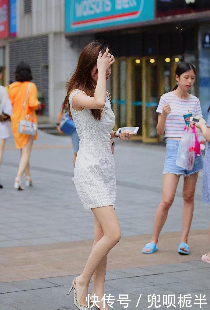  「都市女性」都市女性搭配高跟鞋，让职业装也带着成熟的气息