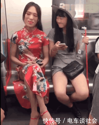 地铁上一旗袍“美女”卖萌, 旁边的妹子被迷住了, 网友: 不尴尬吗