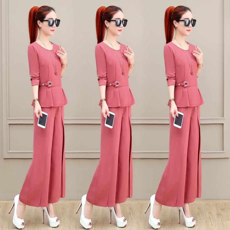 9月出游，不一定穿裙子，70后老婆穿这，洋气套装，比风景还美