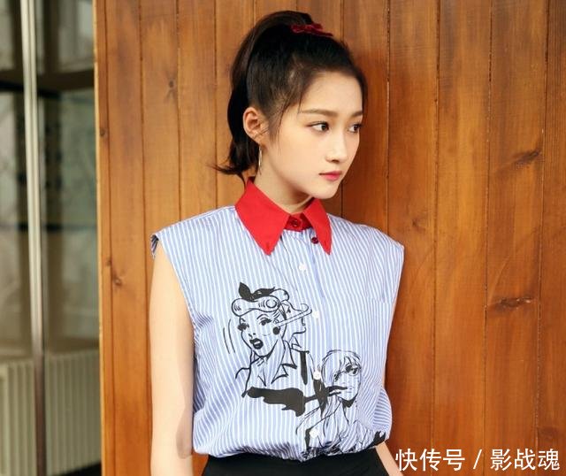 关晓彤为秀身材也是努力，把手都放进衬衫里了，感觉一动就走光！