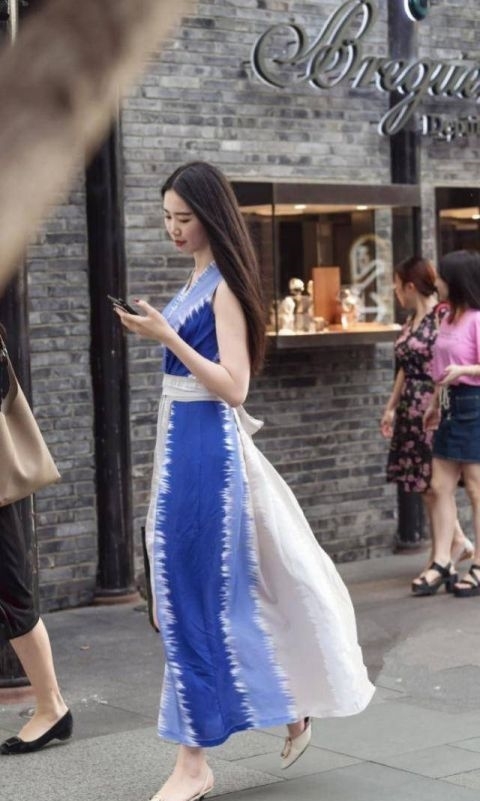  『美女』身材苗条的美女，蓝白拼色长裙搭配高跟鞋，简单大方很有时尚格调