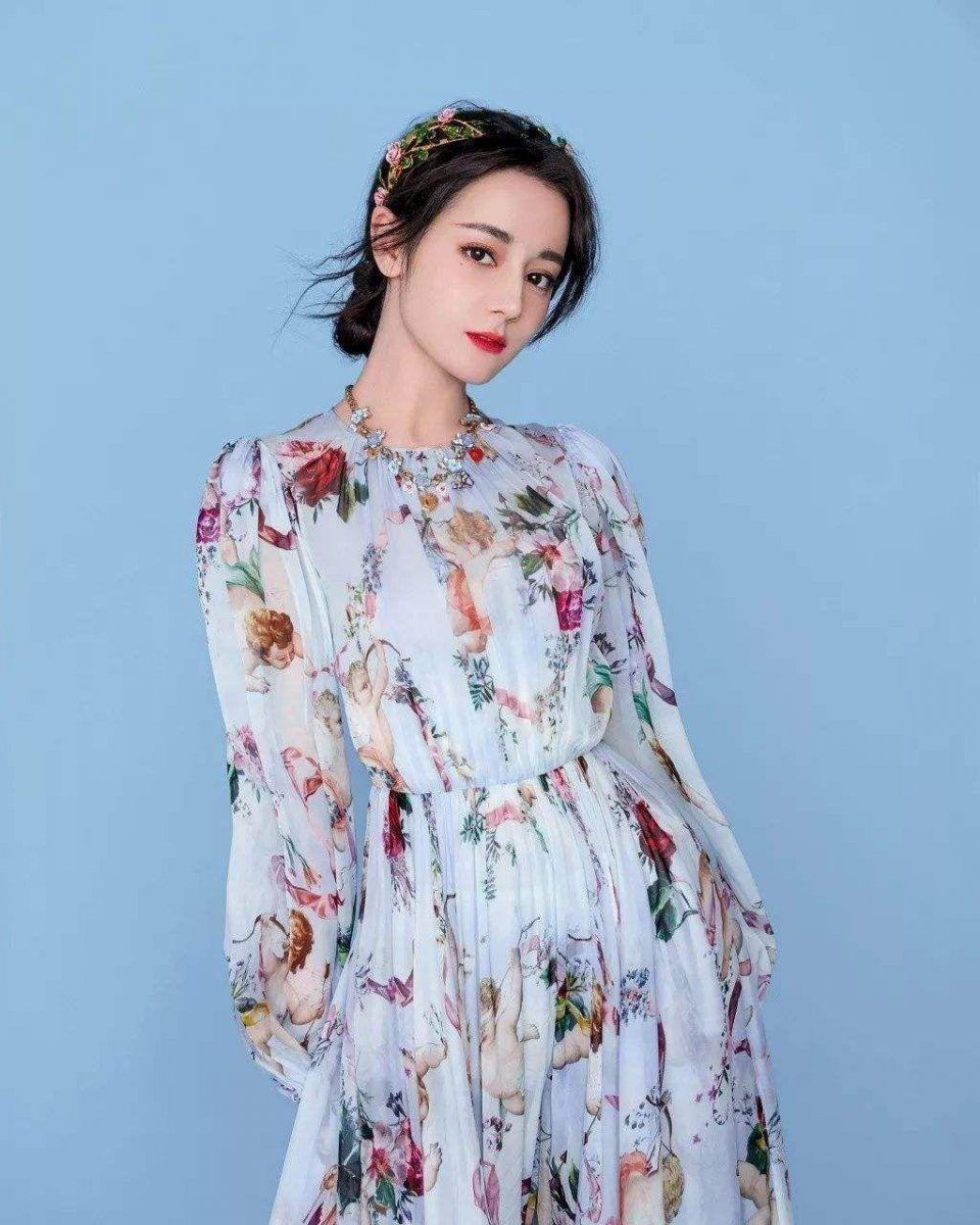 热巴最新海边照曝光，“花裙代言人”名不虚传，眼神里都是妩媚!