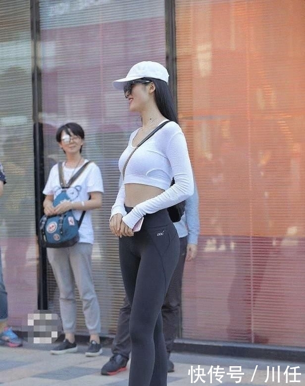 阳光|街拍: 小姐姐穿打底裤, 显气质又阳光帅气, 还带点小俏皮的性感