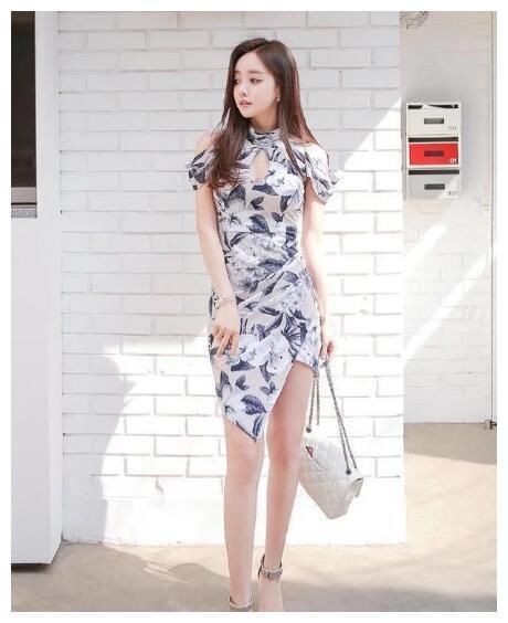 走在细雨中的小姐姐，穿着包臀裙将自己优美曲线呈现出来，很美