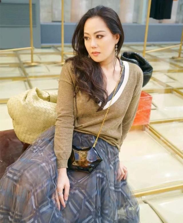  身穿■章小蕙不老女神，穿黑色裙装现身活动身穿凹凸感十足，气场全开