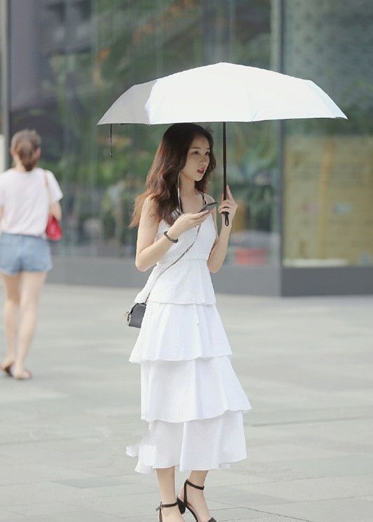 『美女』街拍:气质出众的美女,白色裙装的小美女,看起来优雅十足