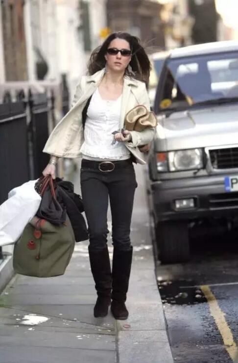 凯特王妃休闲装很舒适，手中行李包很不搭!网友:像外出的打工妹