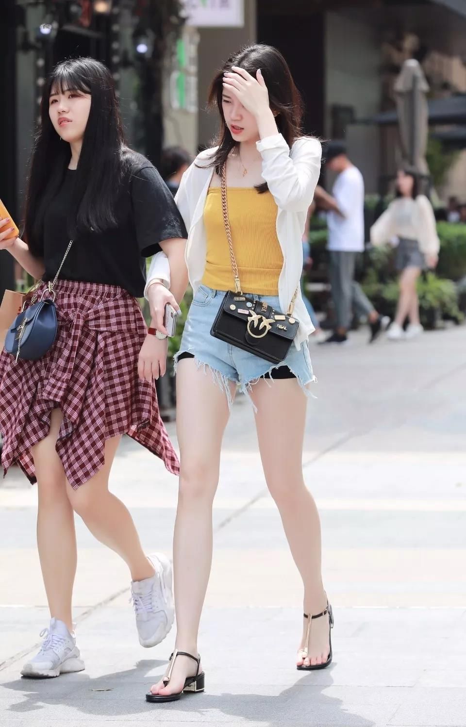 街拍：两个好闺蜜，两个大长腿，难得一见