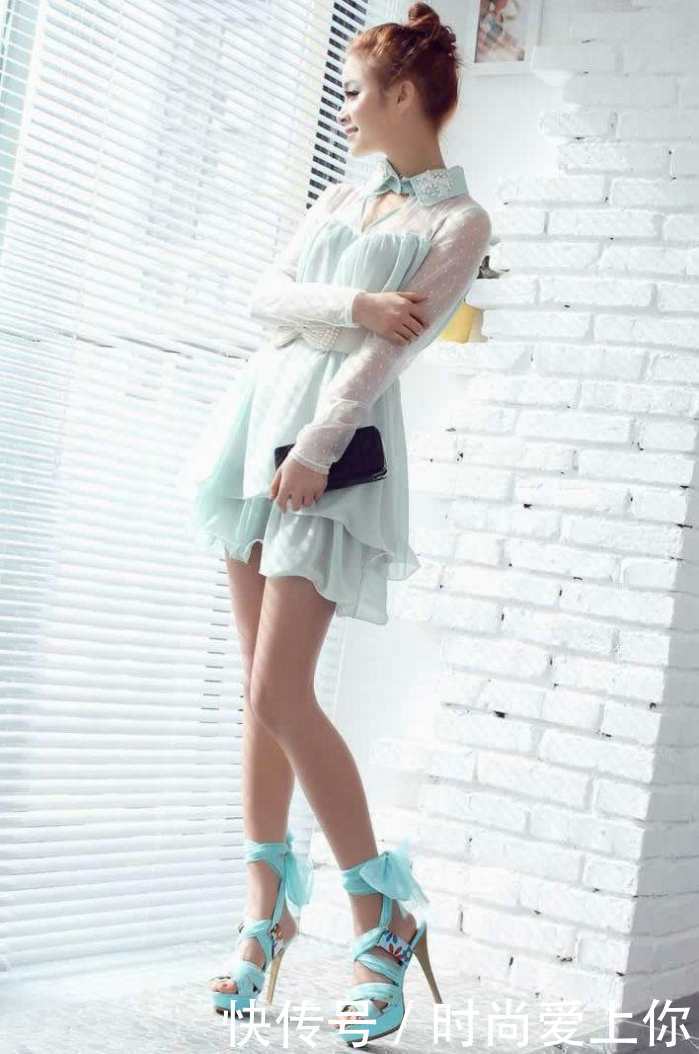 街拍：小姐姐牛仔裤演绎“大长腿”，弥漫都市女郎才有的味道