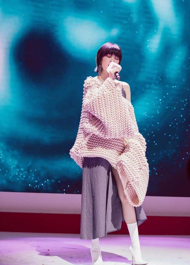  #时髦#郁可唯36岁依然年轻貌美，短发搭配毛衣意外减龄又时髦，美不胜收