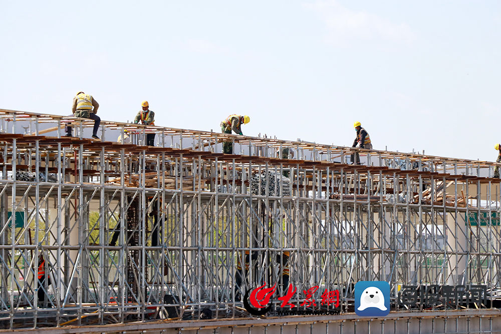  建筑工人@致敬劳动|潍莱铁路莱西北站建设者：231人同时作业 年底正式开通