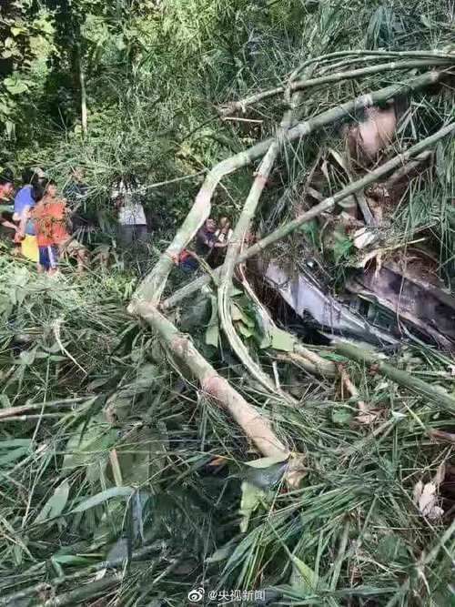 中国旅行团在老挝发生严重车祸：一行46人，伤亡情况不详