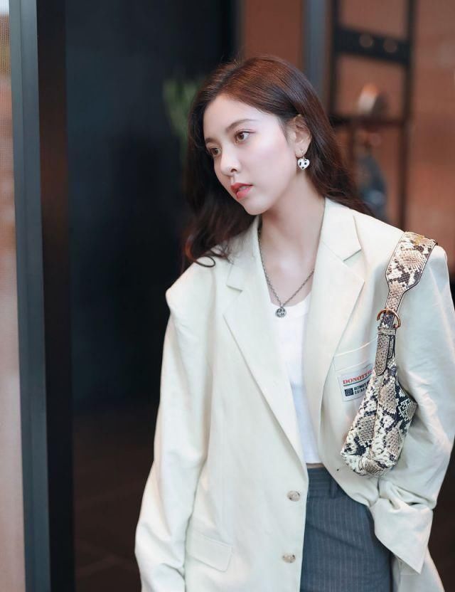  #白裙#宋妍菲穿白裙秀窈窕身段，穿白色西装潇洒迷人，天生丽质有星味