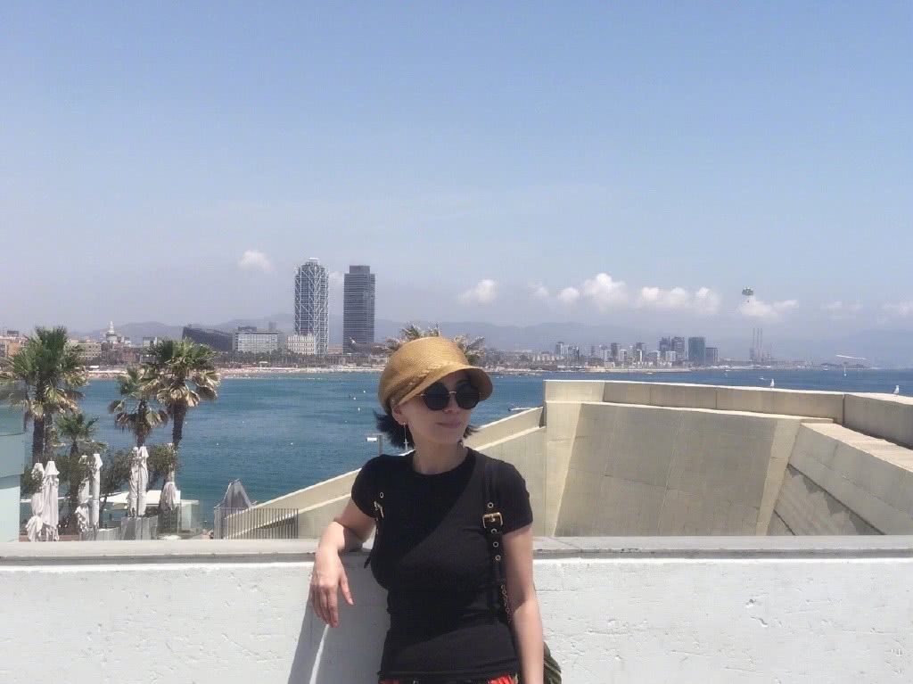 四十八岁的王琳依旧美艳如初，香槟色的裙子穿出优雅的感觉