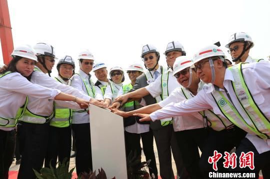  [架设]中企承建印尼雅万高铁首榀箱梁架设完成