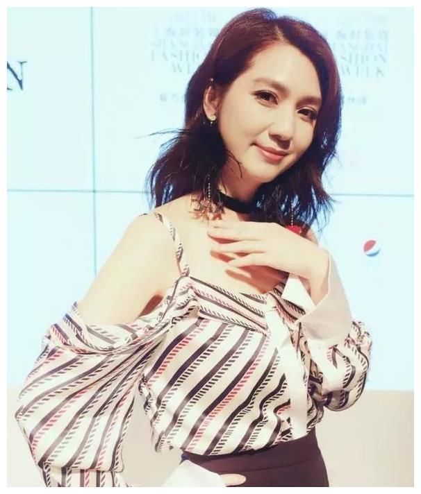 洪欣豁出去了,衣服全靠两根线绑着,网友:47岁却活得像27岁