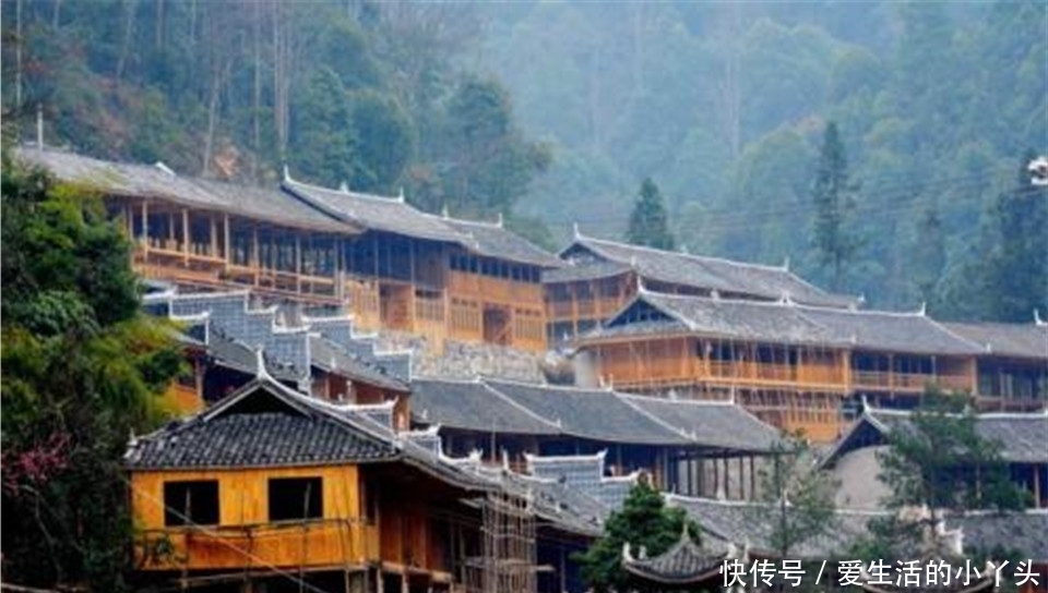 中国最“奇特”的古寨，寨门只建了半边，当地人都住木房子！