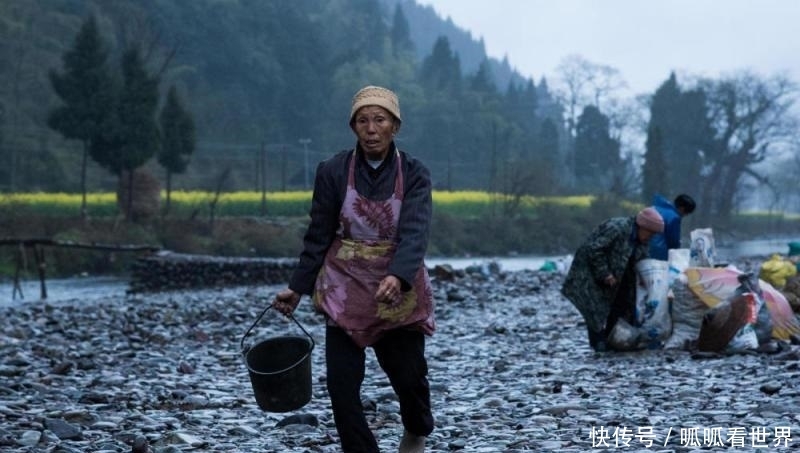 老人河滩日捡“宝石”3百斤, 每斤3毛