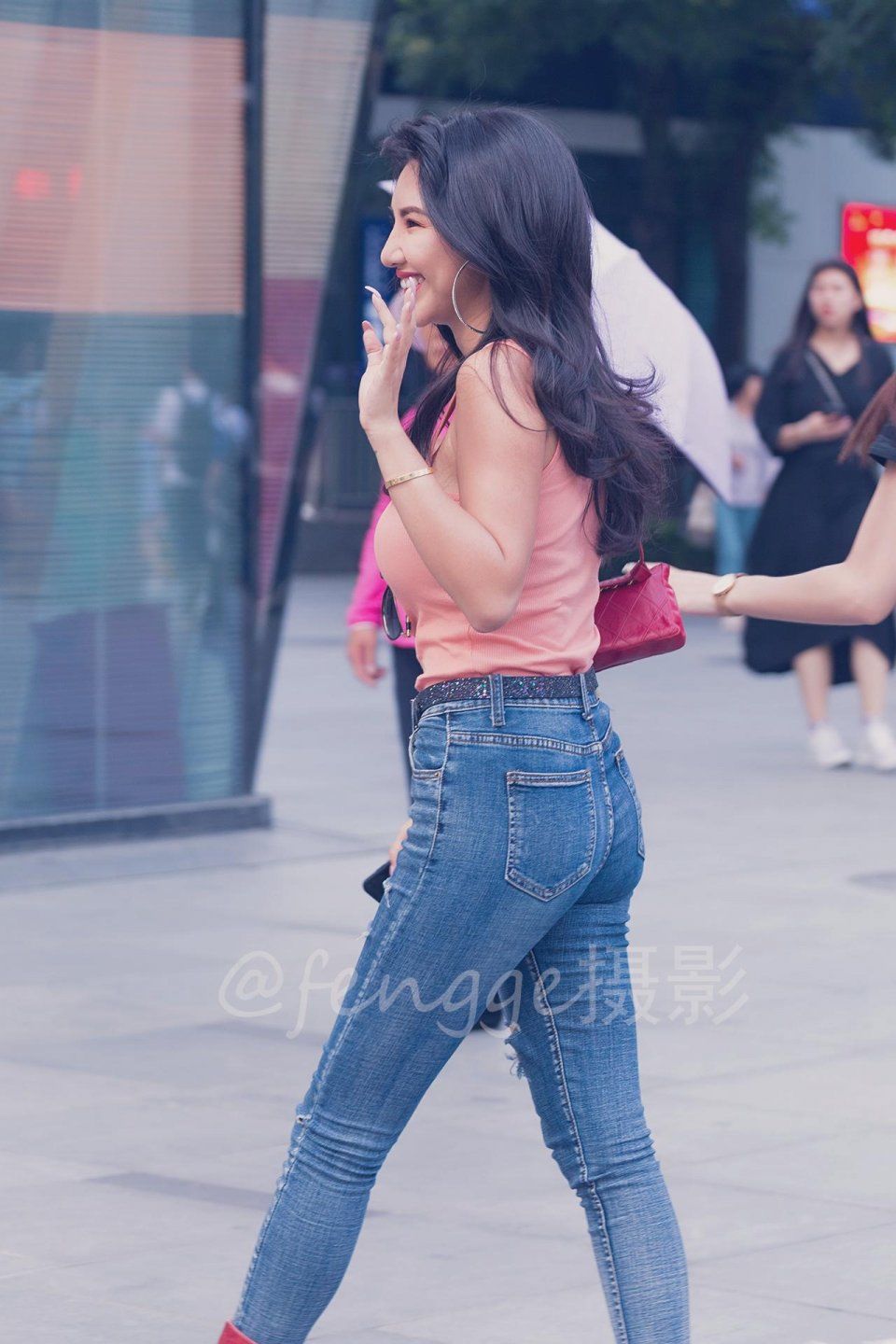 街拍:穿紧身牛仔裤的姑娘，身材微胖，气质阳光，令人难忘