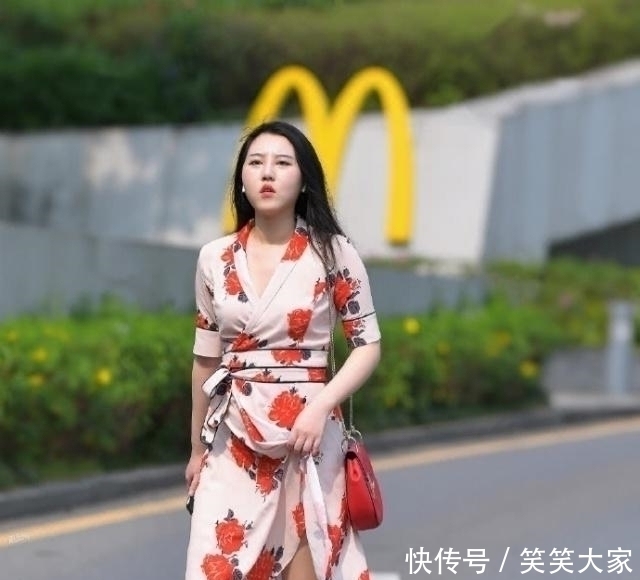 『小姐姐』路人街拍,印花连衣裙很显优雅,打造小姐姐气质的淑女感
