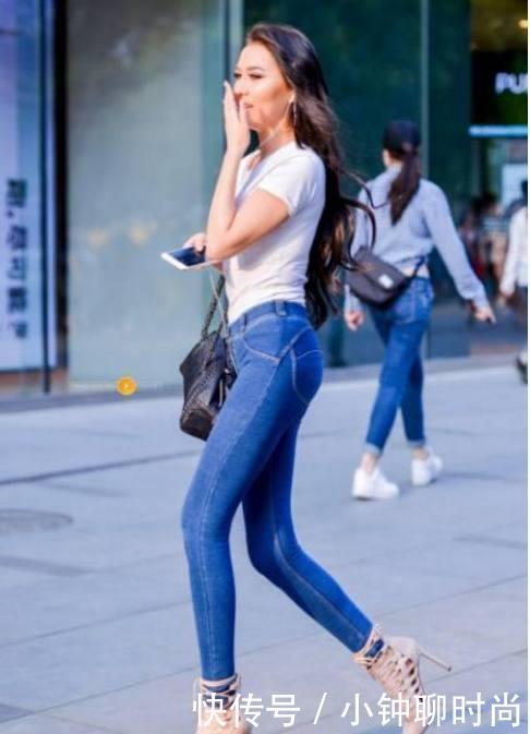 穿上修身牛仔裤让自己变得更迷人,尽情展现自己美!