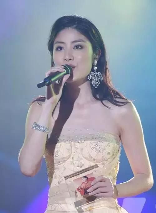 为了自证“代孕”传闻，被逼到当众脱裤子？她才是娱乐圈真公主