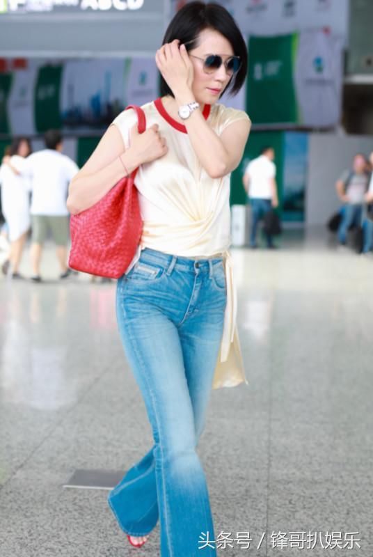 俞飞鸿短发亮相很清纯，但虚胖的手臂出戏了，女神也老了！