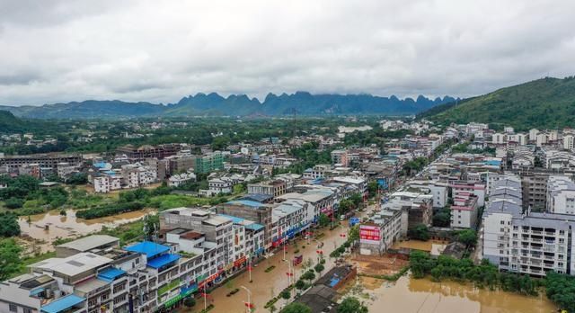 直击桂林暴雨，漓江已超警界水位，航拍画面似电影大片