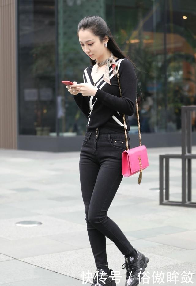 『美女』路人街拍,美女穿浅蓝色碎花连衣裙,增添了不少女人味