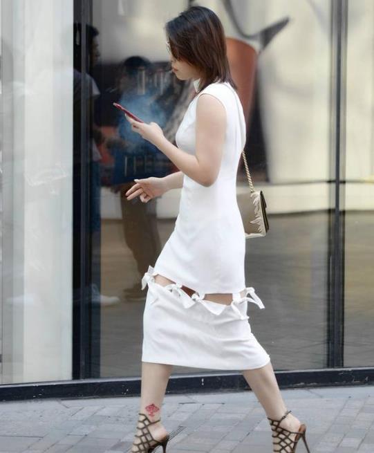  「美女」街拍：香艳夺目的美女，一件白色上衣配黑色半身裙，时尚大方气质