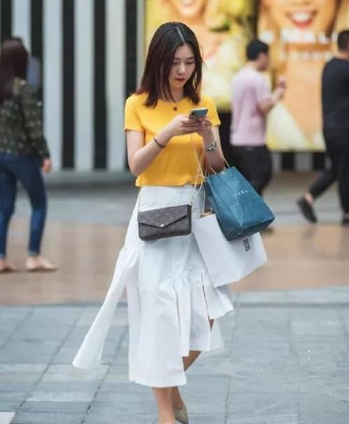  「黄色」养眼女神街拍：白璧无暇的美女，一件黄色短袖配白色裙子，时尚优雅气质