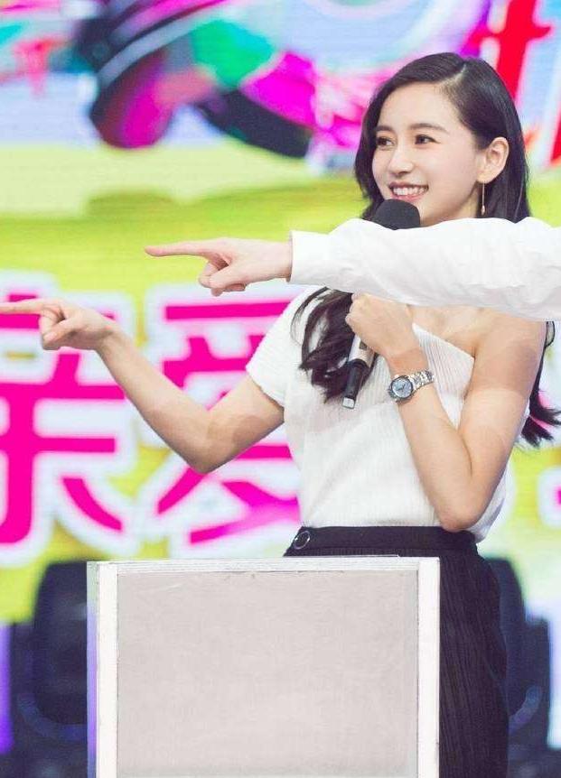 杨颖快本捞金, 穿开叉到大腿根部短裙, 网友却把注意力放在鞋子上